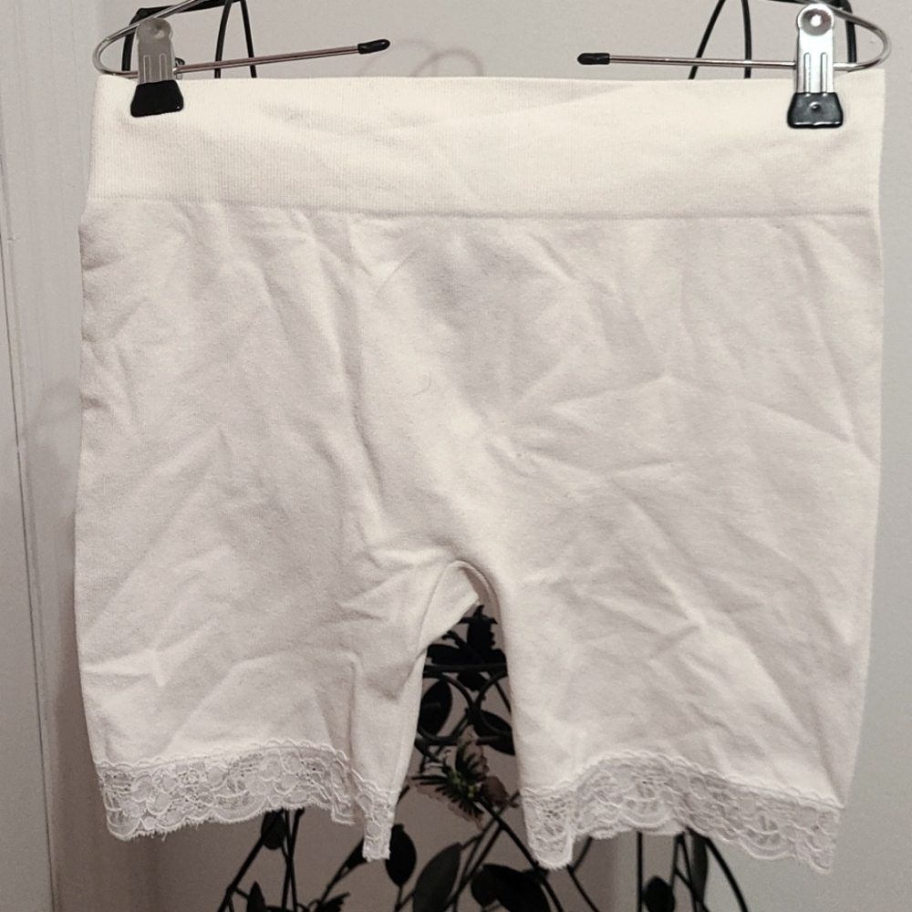 White lace stretch short